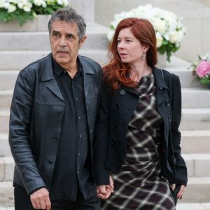 Julien Clerc et sa compagne Hélène Grémillon - Sortie des obsèques de l'auteure-compositrice-interprète et actrice française Françoise Hardy au crématorium du cimetière du Père-Lachaise à Paris, France, le 20 juin 2024. © Jacovides-Moreau/Bestimage