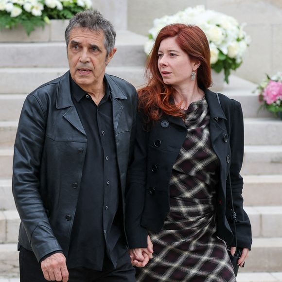 Julien Clerc et sa compagne Hélène Grémillon - Sortie des obsèques de l'auteure-compositrice-interprète et actrice française Françoise Hardy au crématorium du cimetière du Père-Lachaise à Paris, France, le 20 juin 2024. © Jacovides-Moreau/Bestimage