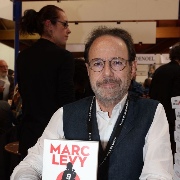 Marc Lévy - Personnalités à la 40ème Foire du Livre à la Halle George Brassens de Brive-la-Gaillarde. Le 4 novembre 2022
© Jean-Marc Lhomer / Bestimage