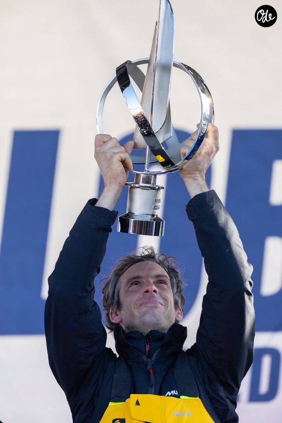 Le skipper de Macif Charlie Dalin remporte la dixième édition du tour du monde en solitaire Vendée Globe en pulvérisant le record de l’épreuve en 64 jours, 19 heures 22 minutes et 49 secondes aux Sables-d'Olonne, en France, le 14 janvier 2025. © Alexis Courcoux/Psnewz/Bestimage