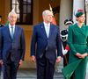 Une silhouette qui rappelait d’ailleurs le style chic et structuré de Kate Middleton.

Marcelo Rebelo de Sousa, président du Portugal, le prince Albert II de Monaco et la princesse Charlène de Monaco - Le prince de Monaco et la princesse de Monaco accueillent le président du Portugal, dans la cours d'honneur du Palais Princier à Monaco, le 21 novembre 2025. Le chef d'Etat portugais est en visite officielle en principauté. © Bruno Bebert / Bestimage