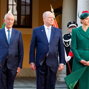 Une silhouette qui rappelait d’ailleurs le style chic et structuré de Kate Middleton.

Marcelo Rebelo de Sousa, président du Portugal, le prince Albert II de Monaco et la princesse Charlène de Monaco - Le prince de Monaco et la princesse de Monaco accueillent le président du Portugal, dans la cours d'honneur du Palais Princier à Monaco, le 21 novembre 2025. Le chef d'Etat portugais est en visite officielle en principauté. © Bruno Bebert / Bestimage
