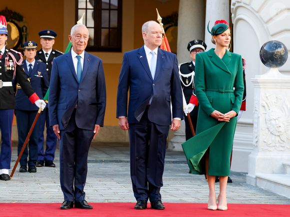 Une silhouette qui rappelait d’ailleurs le style chic et structuré de Kate Middleton.

Marcelo Rebelo de Sousa, président du Portugal, le prince Albert II de Monaco et la princesse Charlène de Monaco - Le prince de Monaco et la princesse de Monaco accueillent le président du Portugal, dans la cours d'honneur du Palais Princier à Monaco, le 21 novembre 2025. Le chef d'Etat portugais est en visite officielle en principauté. © Bruno Bebert / Bestimage