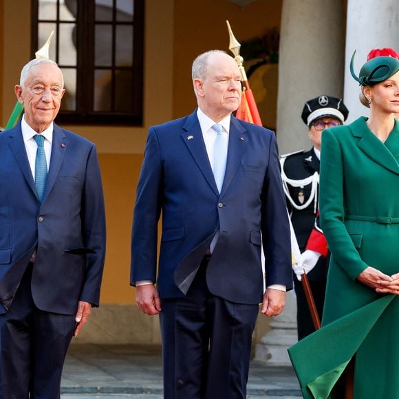 Une silhouette qui rappelait d’ailleurs le style chic et structuré de Kate Middleton.

Marcelo Rebelo de Sousa, président du Portugal, le prince Albert II de Monaco et la princesse Charlène de Monaco - Le prince de Monaco et la princesse de Monaco accueillent le président du Portugal, dans la cours d'honneur du Palais Princier à Monaco, le 21 novembre 2025. Le chef d'Etat portugais est en visite officielle en principauté. © Bruno Bebert / Bestimage