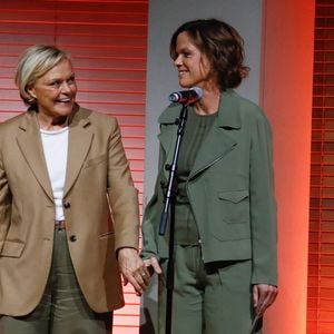 Désormais, "le seul" sucre qu'elle s'autorise, c'est son "carré de chocolat pour midi qui est à 85%" , rangé dans son sac avec des petits "biscuits sans sucre" confectionnés par son épouse Anne Le Nen.

Exclusif -  Muriel Robin et sa femme Anne le Nen - Soirée en hommage à Jean-Loup Dabadie à la SACEM à Neuilly-sur-Seine, le 07 avril 2025. © Christophe Clovis / Bestimage