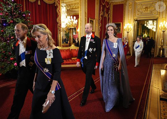 Mais c'est véritablement son diadème qui a impressionné les convives et les photographes.

Le prince William, prince de Galles, et Catherine (Kate) Middleton, princesse de Galles, le prince Edward, duc d'Edimbourg et Sophie Rhys-Jones, duchesse d'Edimbourg - Banquet d'Etat au château de Windsor en l'honneur de la visite officielle de Frank-Walter Steinmeier (Président fédéral de l'Allemagne) et sa femme Elke Büdenbender au Royaume-Uni, le 3 décembre 2025.