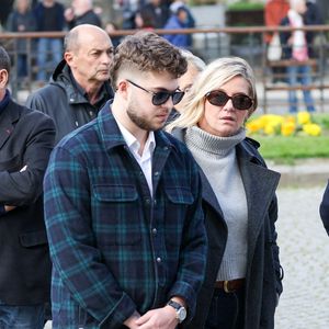 Flavie Flament et son fils Enzo aux arrivées des obsèques d'Emilie Dequenne au cimetière Père Lachaise à Paris, France, le 26 mars 2025. © Cyril Moreau/Bestimage