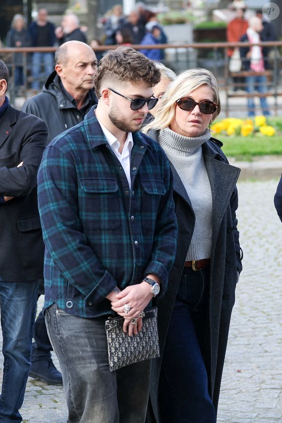 Flavie Flament et son fils Enzo aux arrivées des obsèques d'Emilie Dequenne au cimetière Père Lachaise à Paris, France, le 26 mars 2025. © Cyril Moreau/Bestimage