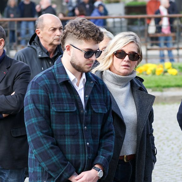 Flavie Flament et son fils Enzo aux arrivées des obsèques d'Emilie Dequenne au cimetière Père Lachaise à Paris, France, le 26 mars 2025. © Cyril Moreau/Bestimage
