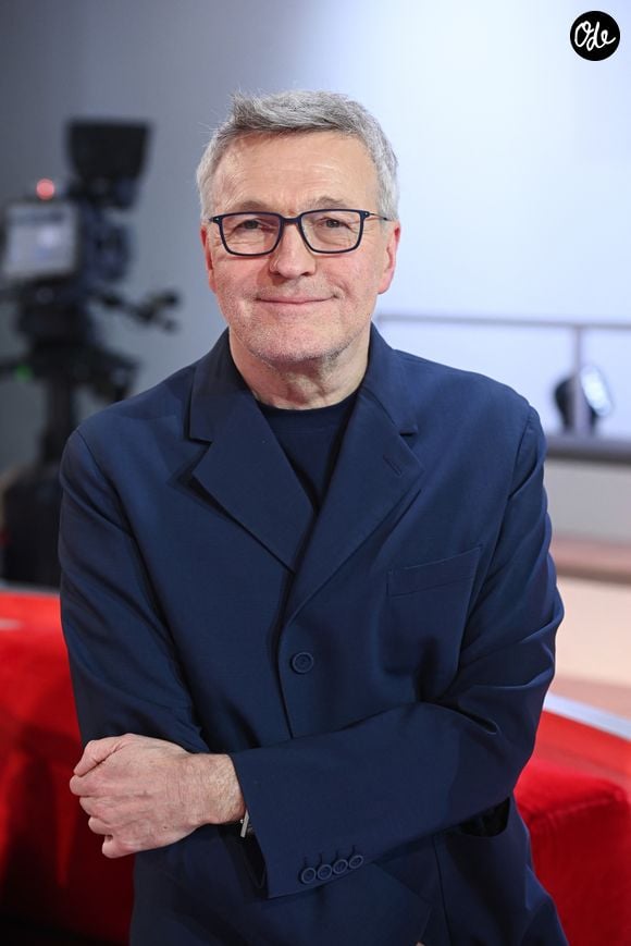 Laurent Ruquier sera le premier invité et également le parrain du programme.

Laurent Ruquier lors de l'enregistrement de l'émission "Vivement dimanche" au studio Rive Gauche, présentée par M.Drucker avec une diffusion sur France 3 le 8 mars 2026, à Paris, France, le 25 février 2026. © Guillaume Gaffiot/Bestimage