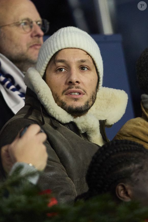 Mais aussi à côté de Vianney.

Vianney - Célébrités dans les tribunes du match de Ligue 1 McDonald's opposant le Paris Saint-Germain (PSG) à Lyon (3-1) au Parc des Princes à Paris le 15 décembre 2024. © Cyril Moreau/Bestimage