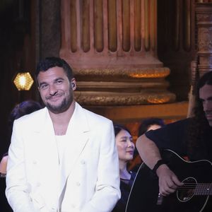 Tout comme le chanteur Amir

Exclusif - Amir Haddad lors de l'enregistrement de l'émission Le Grand Echiquier - Spécial Claude François présentée par C.Chazal et A.Manoukian et diffusée le 13 janvier sur France, à l'Opéra royal du château de Versailles, accompagné par l'Orchestre de l'Opéra Royal à Versailles, France, le 16 septembre 2025. Jack Tribeca/Bestimage