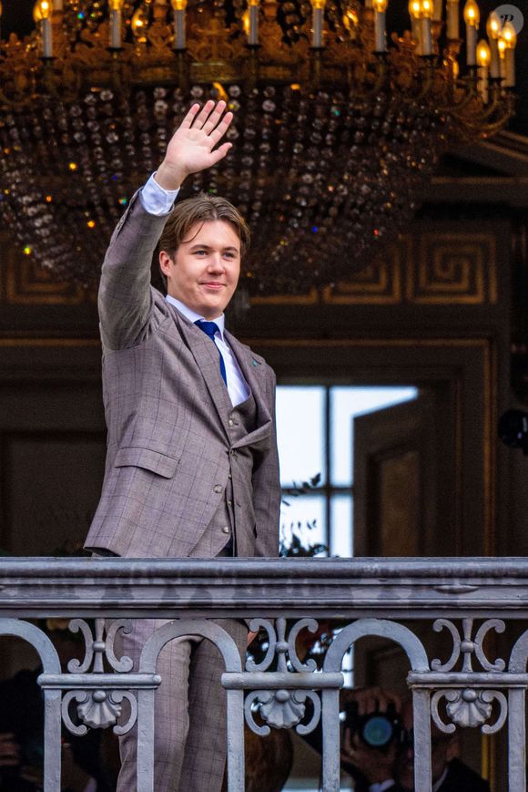 Prince Christian de Danemark lors de la relève de la garde à l'occasion des célébrations du 18e anniversaire du prince au palais Frederik VIII, Brockdorff à Amalienborg à Copenhague, Danemark. Le 15 octobre 2023. Photo by Mischa Schoemaker/ABACAPRESS.COM