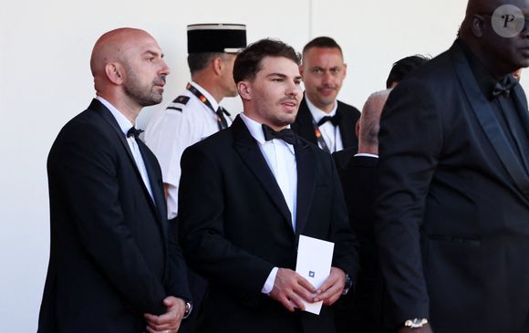 Antoine Dupont - Antoine Dupont et Iris Mittenaere se retrouvent sur les marches  du film « Dossier 137 » lors du 78ème Festival International du Film de Cannes le 15 mai 2025.

© Jacovides / Moreau / Bestimage