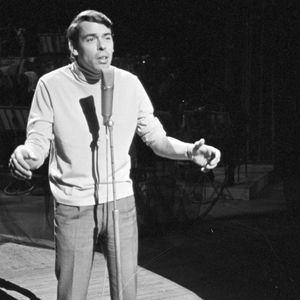 Archives - Jacques Brel sur le plateau de l'émission "Le Palmarès des chansons". Le 11 novembre 1966 © Jean Lenoir via Bestimage