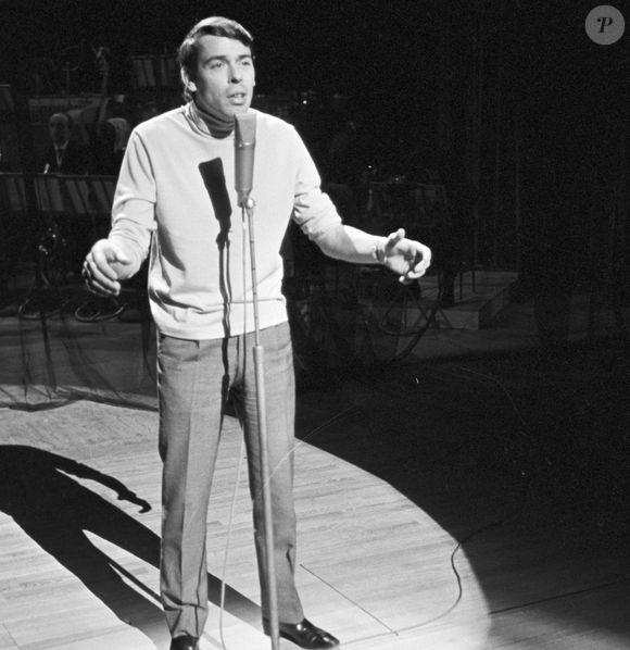 Archives - Jacques Brel sur le plateau de l'émission "Le Palmarès des chansons". Le 11 novembre 1966 © Jean Lenoir via Bestimage