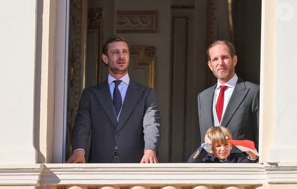 Pierre Casiraghi, Maximilian Casiraghi et Andrea Casiraghi - La famille princière de Monaco au balcon du palais, à l'occasion de la Fête Nationale de Monaco, le 19 novembre 2024. © Jacovides-Bebert/Bestimage