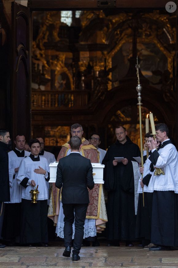 Le cercueil blanc d'Emile arrivant à la basilique Sainte-Marie-Madeleine de Saint-Maximin-la-Sainte-Baume le 8 février 2025. Il a ensuite été porté par ses parents Marie et Colomban Soleil, son parrain et sa marraine. Photo by Shootpix/ABACAPRESS.COM