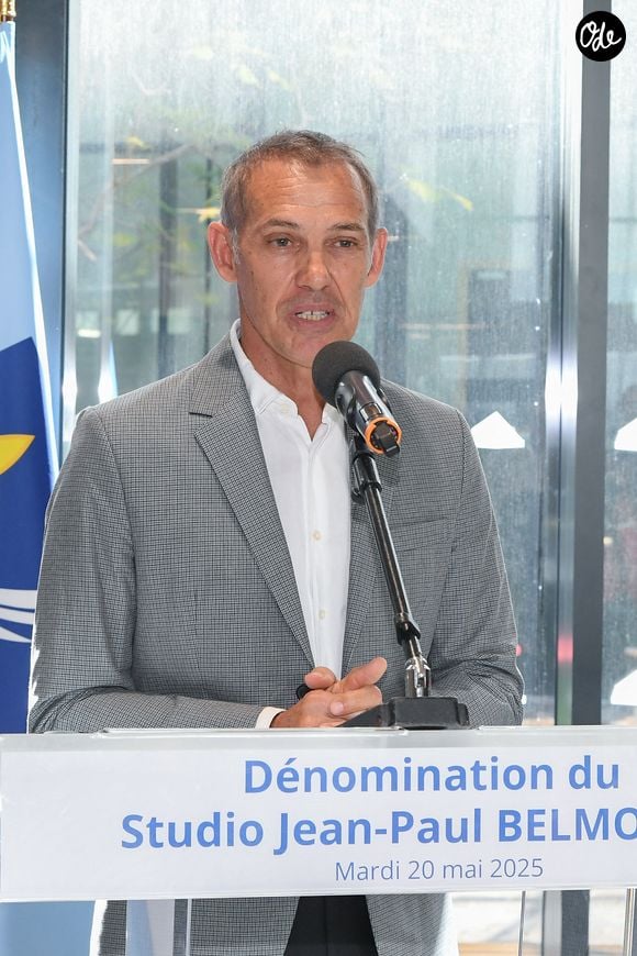 "En fait, je n'ai jamais connu mes parents ensemble", raconte-t-il.

Exclusif - Paul Belmondo inaugure le studio Jean-Paul Belmondo sur le campus Georges Méliès de l'université Côte d'Azur à Cannes, le 20 mai 2025. LIONEL URMAN  / BESTIMAGE