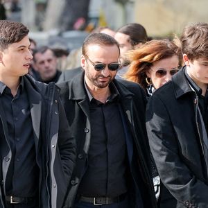 Le veuf Michel Ferracci et ses fils, Enzo et Maël aux arrivées des obsèques d'Emilie Dequenne au cimetière Père Lachaise à Paris, France, le 26 mars 2025. © Cyril Moreau/Bestimage