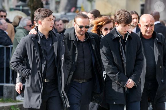 Le veuf Michel Ferracci et ses fils, Enzo et Maël aux arrivées des obsèques d'Emilie Dequenne au cimetière Père Lachaise à Paris, France, le 26 mars 2025. © Cyril Moreau/Bestimage