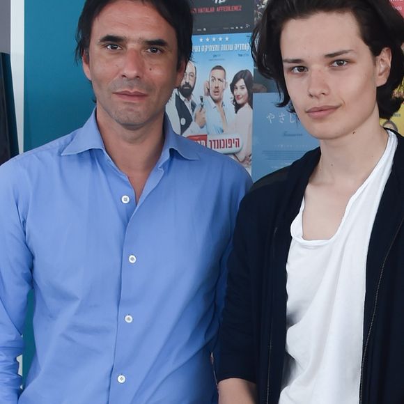 Samuel Benchetrit et son fils Jules Benchetrit (fils de Marie Trintignant) posant lors du 68 ème Festival International du Film de Cannes à Cannes le 18 mai 2015.  Samuel Benchetrit and his son Jules Benchetrit (Marie Trintignant's son) pictured during the 68 th Cannes Film festival - Cannes on May 18, 2015.