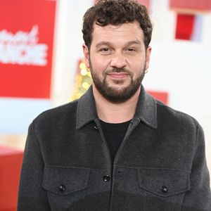 L’émission diffusée le 4 janvier réunit de nombreux invités issus de la musique, de l’humour et des médias.

Exclusif - Claudio Capéo - Enregistrement de l'émission Vivement dimanche au studio Rive gauche, présentée par Michel Drucker le 16 décembre 2025. . Diffusion sur France 3 le 04/01/2026 . © Guillaume Gaffiot / Bestimage