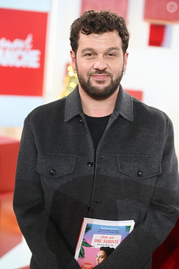 L’émission diffusée le 4 janvier réunit de nombreux invités issus de la musique, de l’humour et des médias.

Exclusif - Claudio Capéo - Enregistrement de l'émission Vivement dimanche au studio Rive gauche, présentée par Michel Drucker le 16 décembre 2025. . Diffusion sur France 3 le 04/01/2026 . © Guillaume Gaffiot / Bestimage
