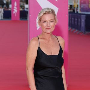 Anne-Elisabeth Lemoine sur le tapis rouge lors de la première du film 'L'Invitation' pendant la 52ème édition du Festival du Cinéma Américain de Deauville, France, le 5 septembre 2026. © Denis Guignebourg/Bestimage