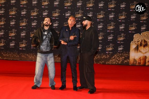 Bigflo et Oli entourent Nikos Aliagas - Photocall de la 28ème édition des NRJ Music Awards 2026 au palais des festivals et des congrès de Cannes, le 23 octobre 2026.  © Dominique Jacovides / Bestimage