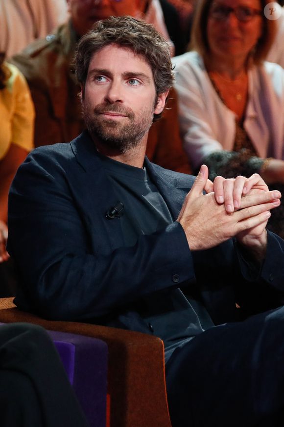 Tom Leeb lors de l'enregistrement de l'émission "Famille je vous aime" présentée par M. Drucker et qui sera diffusée le 13 juin 2025 sur France 3, aux Studios rive gauche à Paris, France, le 15 avril 2025. © Clovis-Gaffiot/Bestimage