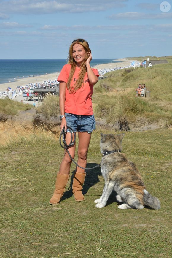 Car Rosalie Van Breemen s'est exilée sur la petite île allemande de Sylt. Bien que loin de ses enfants, elle profite du calme, de la nature, et tente d'écrire un nouveau livre.   

Rosalie van Breemen, l'ex-femme d'Alain Delon, pose lors d'une séance photo à Kampen, sur l'île de Sylt, dans le nord de l'Allemagne, le 26 août 2013. Photo JustSylt/Dpa/Abaca