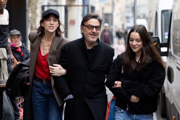 On la voit notamment enlacer son chien, dans un cadre intérieur qui semble intime et paisible. 

Charlotte Gainsbourg , Yvan Attal et leur fille Jo Attal - Inauguration de la passerelle Jane Birkin devant les 41-43 quai de Valmy à Paris. © Cyril Moreau / Bestimage
