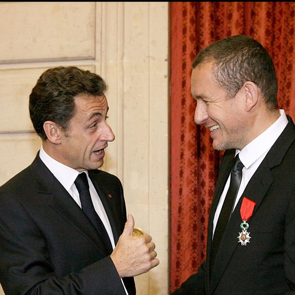 Dany Boon s'est rendu de nombreuses fois à l'Elysée, notamment pour présenter son film "Bienvenue chez les Ch'tis" au Président de l'époque, Nicolas Sarkozy.

Dany Boon et Nicolas Sarkozy. Il reçoit les insignes de Chevalier dans l'ordre de la Légion d'Honneur à l'Elysée

BERTRAND RINDOFF PETROFF / BESTIMAGE