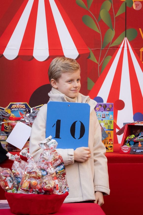 Le prince Jacques de Monaco, marquis des Baux - La famille princière de Monaco offre les traditionnels cadeaux de Noël aux enfants monégasques dans la Cour du Palais Princier, le 18 décembre 2024. 
© Olivier Huitel / Pool Monaco / Bestimage