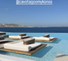 Installé face à la mer Égée, l’établissement propose tout ce qu’il faut pour un séjour le luxe : restaurants, piscine à débordement avec vue mer, spa, salle de sport et boutiques.