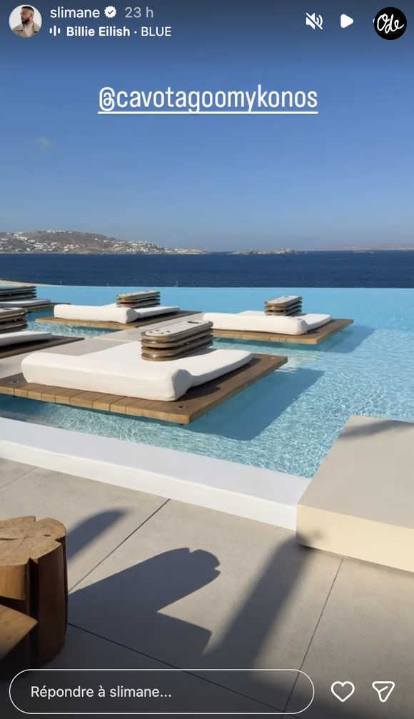 Installé face à la mer Égée, l’établissement propose tout ce qu’il faut pour un séjour le luxe : restaurants, piscine à débordement avec vue mer, spa, salle de sport et boutiques.