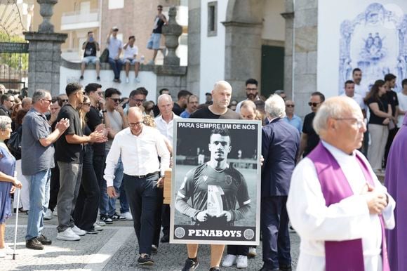 Le dernier adieu à Diogo Jota et à son frère André Felipe a eu lieu le 5 juillet 2025, à l’église Matriz de Gondomar, près de Porto, deux jours après le drame.

Obsèques de l'attaquant portugais de Liverpool, Diogo Jota, 28 ans, et de son frère André Silva, 25 ans, à la la chapelle São Cosme à Gondomar, le 5 juillet 2025. © SPP / PsnewZ / Bestimage