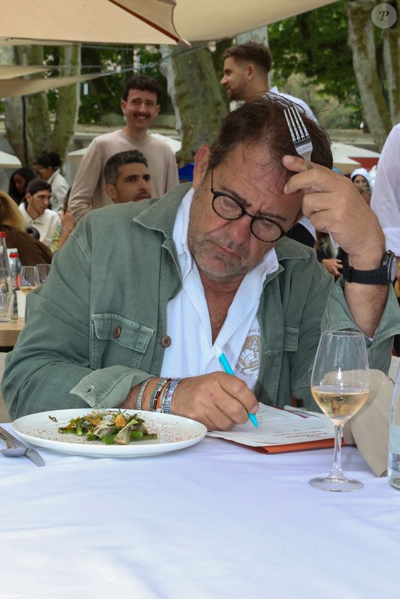 Pour rappel, il a officié comme juré dans l'émission entre 2015 et 2021.

Les Chefs à Saint-Tropez fêtent les producteurs 2025 - Les Chefs et les producteurs se retrouvent sur la place des Lices à Saint-Tropez, le 4 mai 2025. Le chef Michel Sarran.   ©Jean-Marc Lhomer / Bestimage.