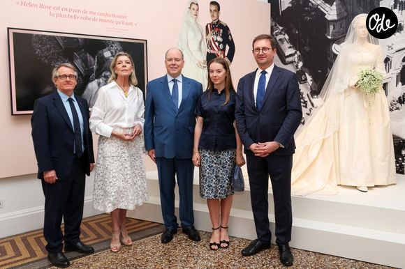 Caroline de Monaco et Alexandra de Hanovre ont pris la pose à côté du prince Albert II.

Visite de l’exposition « Le mariage du siècle » par S.A.S. le prince Albert II de Monaco, S.A.R. La princesse Caroline de Hanovre, S.A.S. la princesse Alexandra de Hanovre et les commissaires Thomas Fouilleron et Vincent Vatrican au palais princier de Monaco, le 17 juin 2026. © Jean-Charles Vinaj/Pool Monaco/Bestimage