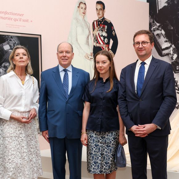 Caroline de Monaco et Alexandra de Hanovre ont pris la pose à côté du prince Albert II.

Visite de l’exposition « Le mariage du siècle » par S.A.S. le prince Albert II de Monaco, S.A.R. La princesse Caroline de Hanovre, S.A.S. la princesse Alexandra de Hanovre et les commissaires Thomas Fouilleron et Vincent Vatrican au palais princier de Monaco, le 17 juin 2026. © Jean-Charles Vinaj/Pool Monaco/Bestimage