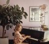 Dans sa pièce favorite trône un piano qui compte beaucoup pour elle.

Archives - Rendez-vous avec Nicoletta à son domicile parisien en 1978. Copyright : Jean-Claude Woestelandt/Bestimage