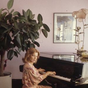 Dans sa pièce favorite trône un piano qui compte beaucoup pour elle.
Archives - Rendez-vous avec Nicoletta à son domicile parisien en 1978. Copyright : Jean-Claude Woestelandt/Bestimage