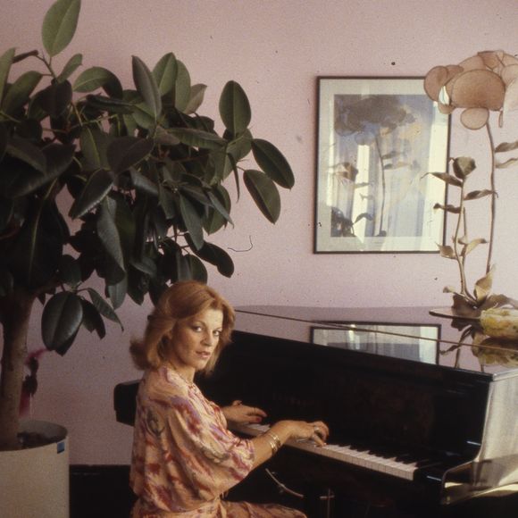 Dans sa pièce favorite trône un piano qui compte beaucoup pour elle.

Archives - Rendez-vous avec Nicoletta à son domicile parisien en 1978. Copyright : Jean-Claude Woestelandt/Bestimage