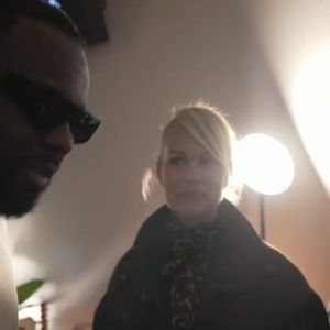 On aperçoit Laeticia Hallyday dire à Maître Gims : "Serge, mon amoureux". De quoi officialiser sa relation avec cet homme d'affaires de 20 ans son aîné.

Capture d'écran "Sept à Huit" sur TF1.