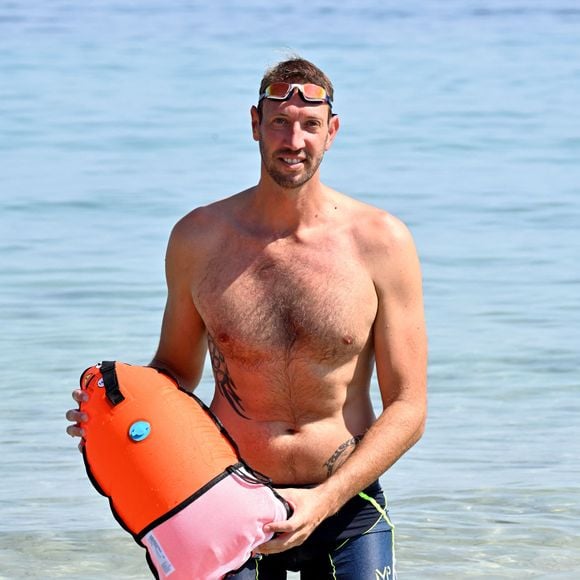 Alain Bernard, l'ancien champion olympique de natation et conseiller municipal d'Antibes Juan les Pins, durant la visite de Roxana Maracineanu, ministre déléguée aux Sports, à Antibes Juan les Pins, le 31 juillet 2020, dans le cadre du dispositif de prévention des noyades et développement de l'aisance aquatique. La ministre a assisté, sur la plage de la Salis, à une démonstration de bouée de nage en eau libre qu'elle a elle même testé, puis à une démonstration d'un secours en mer avec les sapeurs-pompiers et CRS avec les gestes barrières, avec un début réanimation cardiaque par les sapeurs-pompiers. Elle s'est ensuite rendu au Stade Nautique d'Antibes afin d'échanger avec des enfants de primaire qui sont en cours de natation. © Bruno Bebert / Bestimage