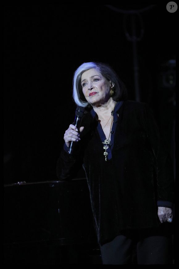 Semi-exclusif - Françoise Fabian - 9ème édition de "La nuit de la déprime" aux Folies Bergère à Paris le 30 janvier 2023. R. Mezrahi a annoncé avoir collecté au moins 30.000 euros au bénéfice des associations de protection animale. 
Dans sa propriété située dans l’Aube, il a recueilli plus de cent chats. Il termine la construction d’un chalet qui leur sera dédié. Un chalet qu’il équipera de cameras qui alimenteront les programmes de la chaine TV Miaou qu’il veut créer. 
C.Lelouch a annoncé son prochain mariage (V.Perrin, ma future femme), ainsi que l’imminence du tournage de son prochain film dans lequel le rôle de Dieu sera interprété par R. Mezrahi. 
La captation filmée de la soirée sera prochainement diffusée sur C8 puis sur Olympia TV. © Alain Guizard/Bestimage