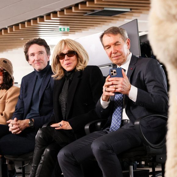 Richard E. Grant, Isabelle Adjani, Antoine Arnault, Brigitte Macron -  Défilé Stella McCartney Femmes Automne/Hiver 2025-2026 à Paris le 5 mars 2025 Backgrid USA / Bestimage