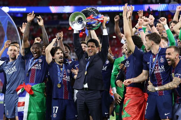 Nasser Ghanim Tubir Al-Khelaifi, président du Paris Saint Germain, soulève le trophée alors qu'il célèbre avec les joueurs après la victoire du match de football de la finale de la Ligue des Champions 2025/2026 entre le Paris Saint Germain et Arsenal FC au stade Puskas Arena à Budapest (Hongrie), le 30 mai 2026. Inside/Psnewz/Bestimage