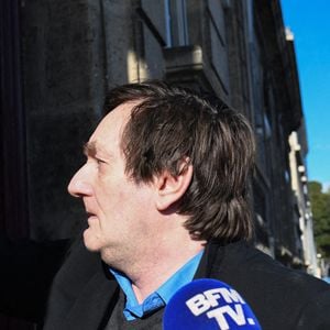 Le voisinage décrit un homme discret et fuyant lors de ses très rares sorties.

Pierre Palmade sort de la prison de Bordeaux-Gradignan et rentre chez lui. Bordeaux, le 16 avril 2025. Pierre Palmade, condamné à cinq ans de prison dont deux fermes en novembre dernier, a quitté mercredi 16 avril le centre pénitentiaire de Bordeaux-Gradignan, où il avait purgé une partie de sa peine de cinq ans dont deux fermes.Photo par Florian Poitout/ABACAPRESS.COM